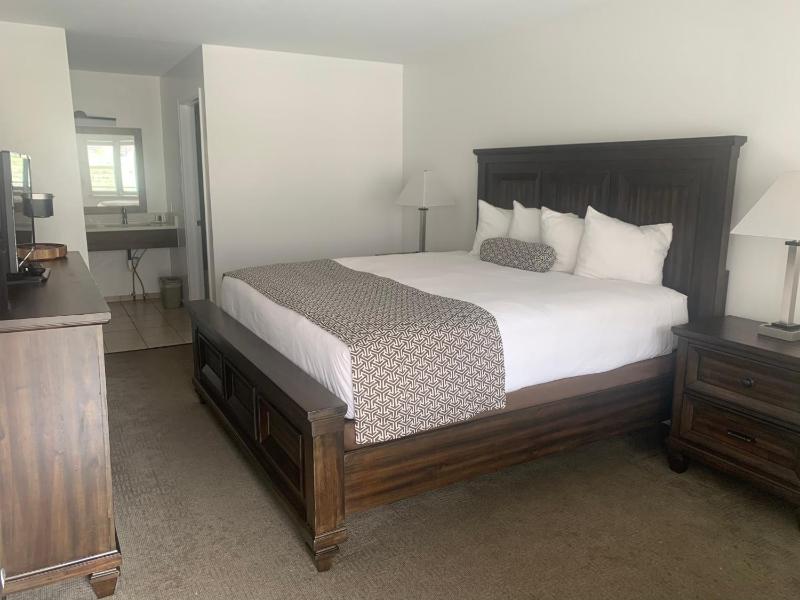 Standard King Room image 2