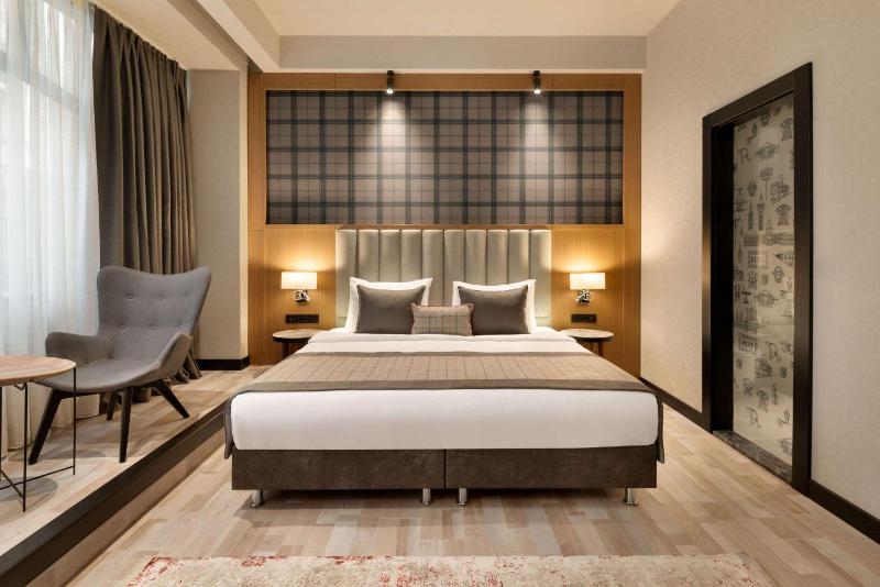 Deluxe King Room - Non-Smoking image 4