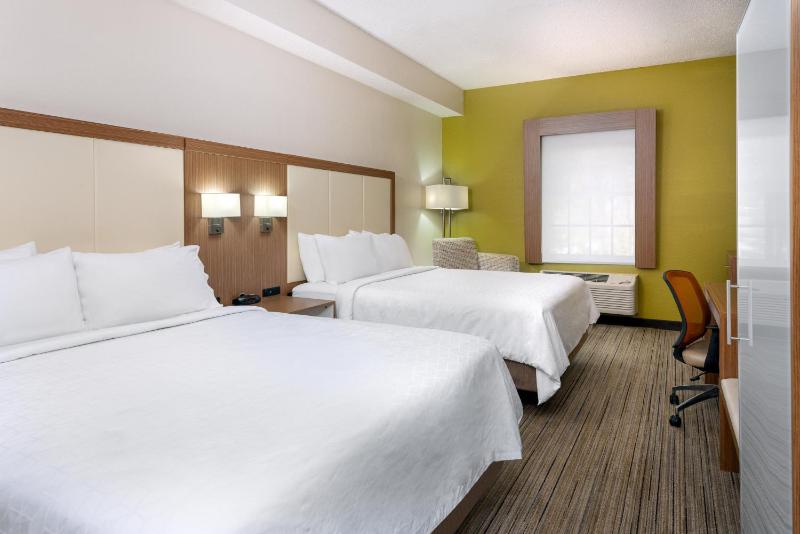 Standard Queen Room with Two Queen Beds image 3