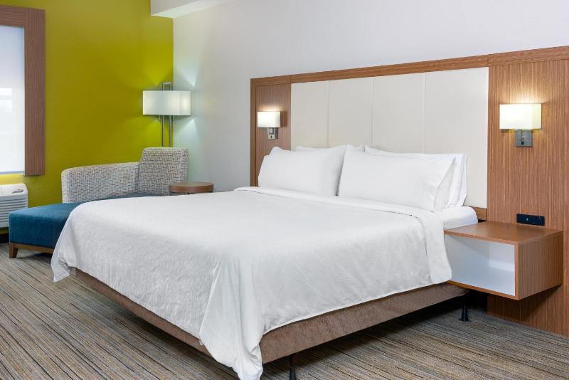 Standard King Room image 3