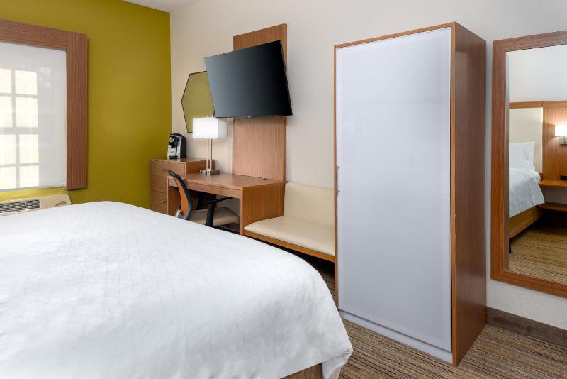 Standard King Room image 4