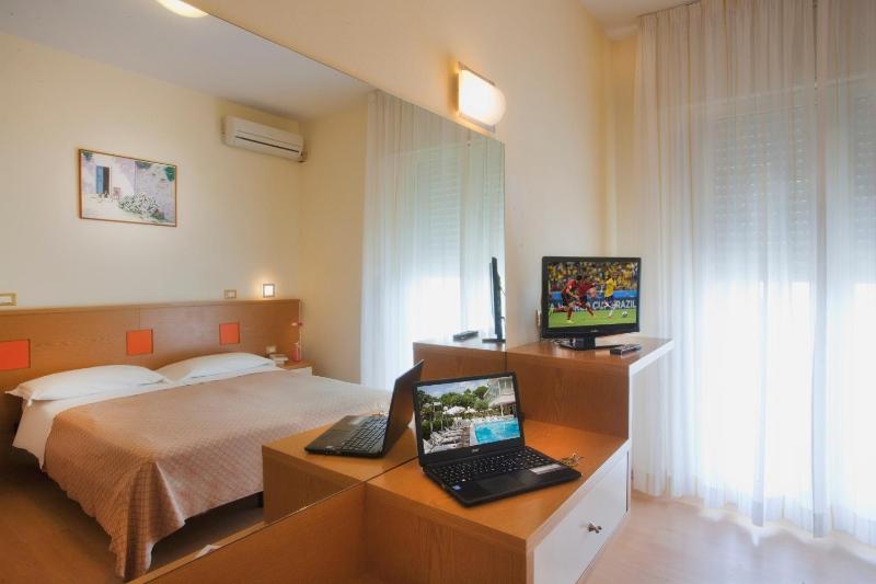 Quadruple Room with Sea View image 4