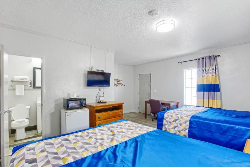Queen Room with Two Queen Beds - Non-Smoking image 4