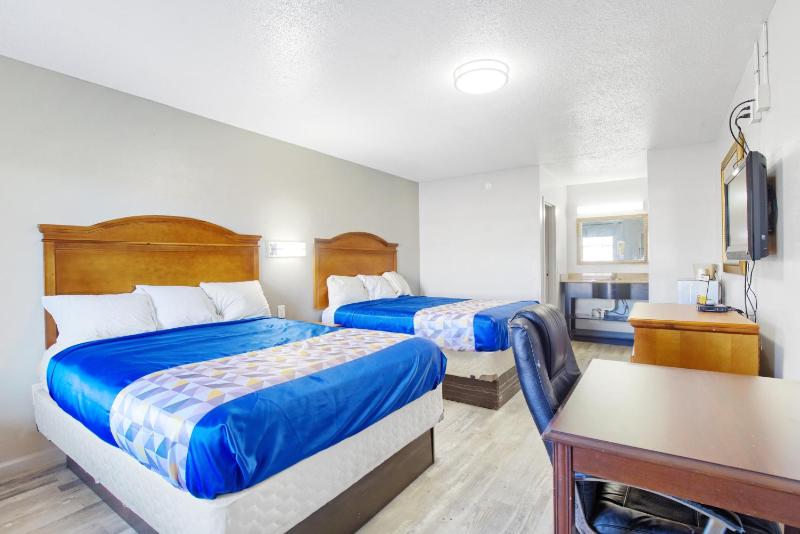Queen Room with Two Queen Beds - Smoking image 2