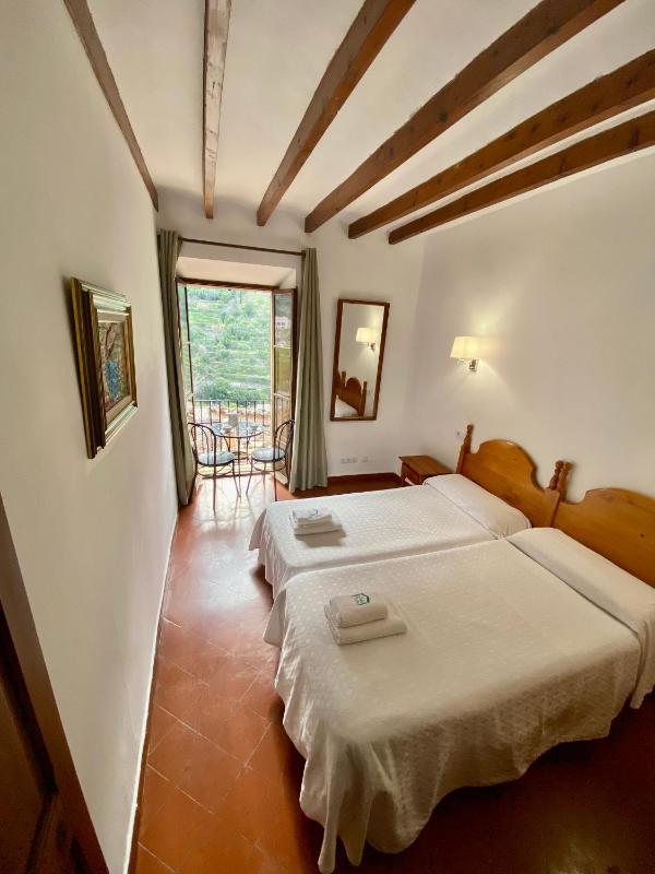 Double or Twin Room image 3