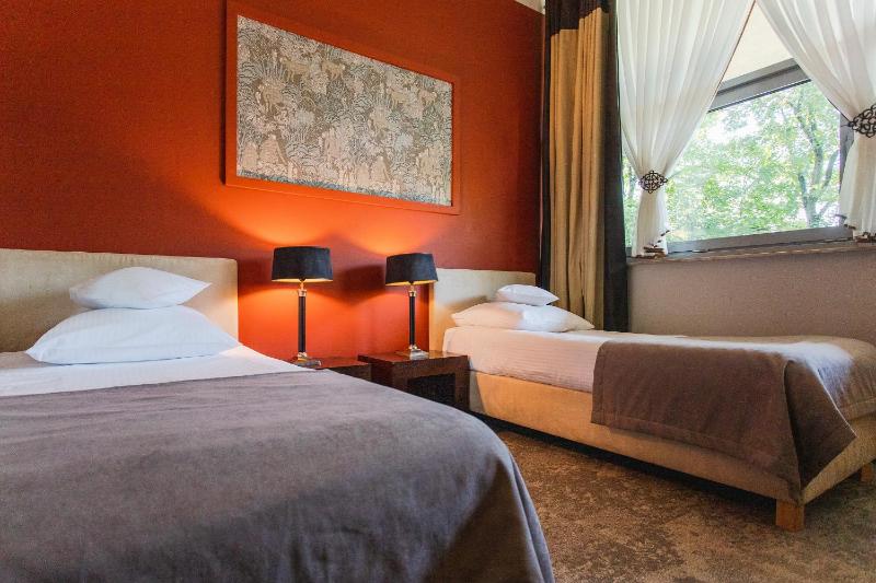 Standard Twin Room image 4