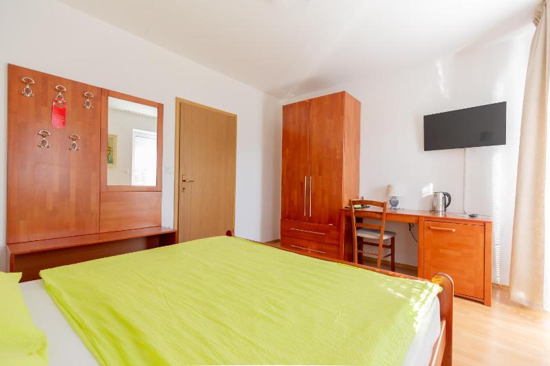 Double Room with Balcony image 4