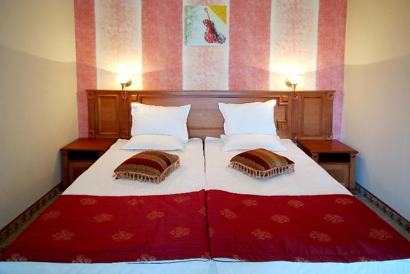 Double Room image 3