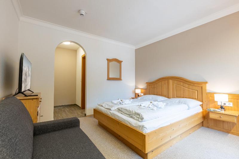 Two-Bedroom Apartment with Terrace and Balcony image 4
