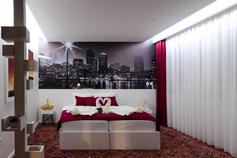 Deluxe Double or Twin Room image 2
