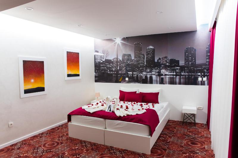Deluxe Double or Twin Room image 3