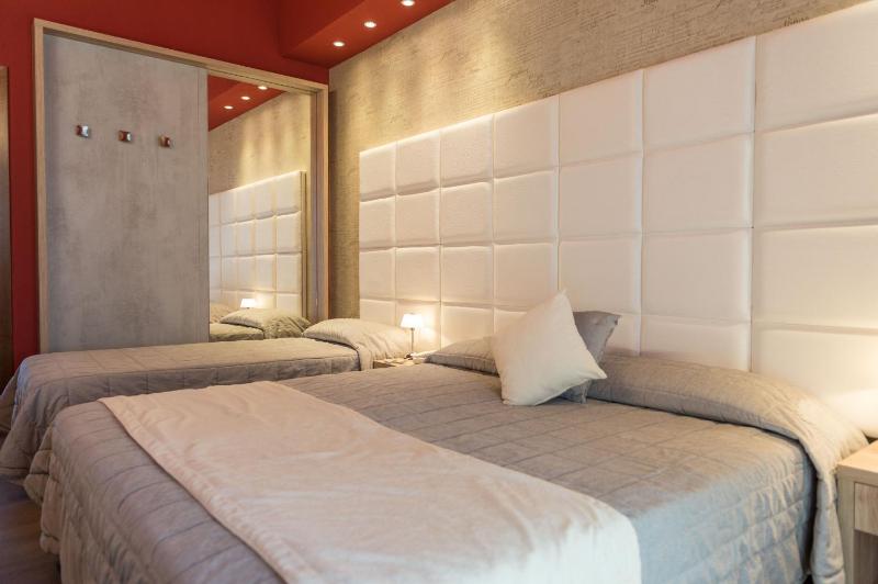 Double Room with Extra Bed image 1