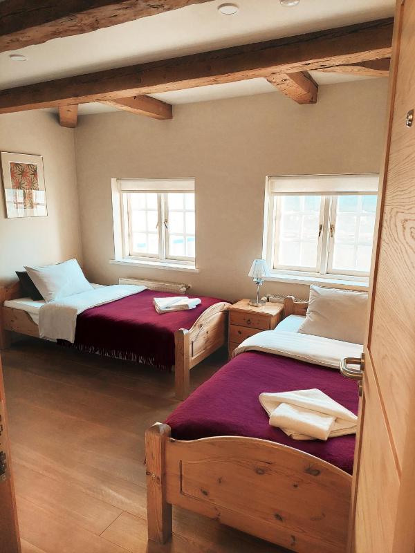 Twin Room image 4