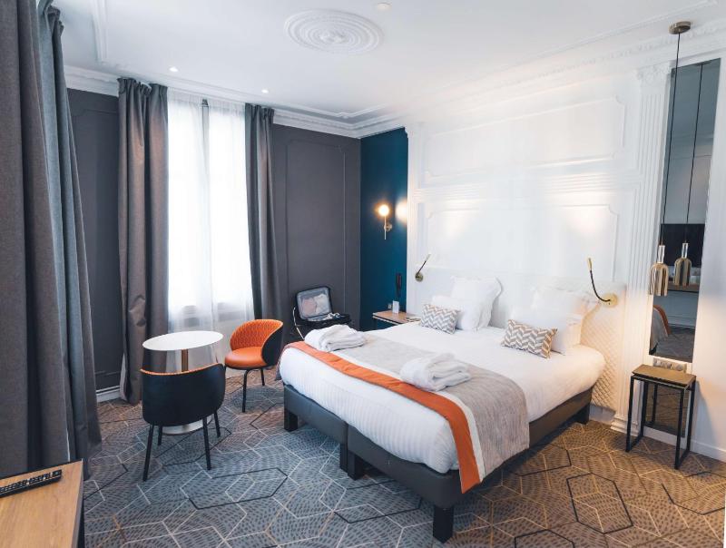 Deluxe room with fan image 3