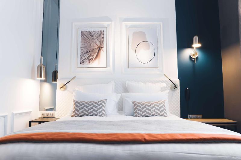 Classic Queen Room with Air Condition image 1