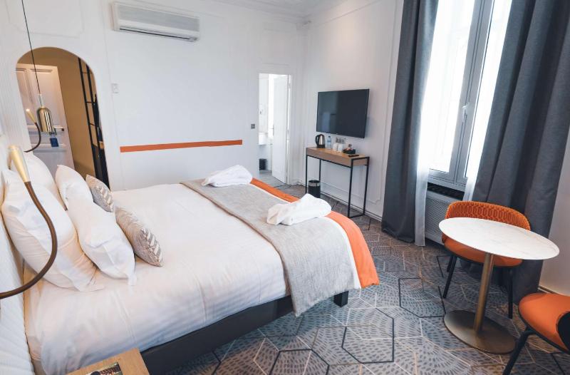 Deluxe room with fan image 4