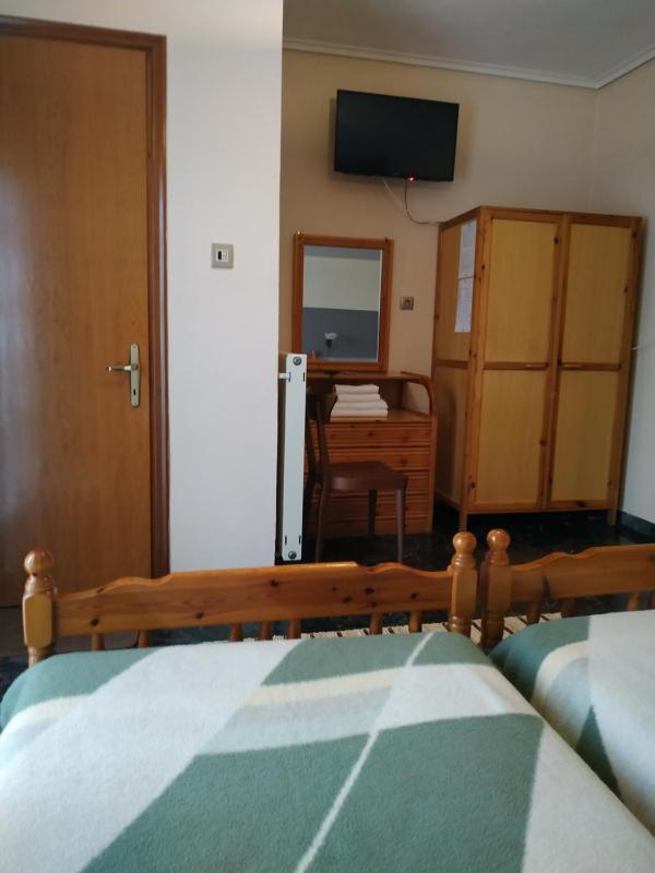 Economy Twin Room image 4