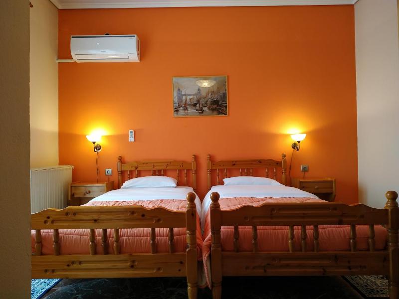Economy Twin Room image 1