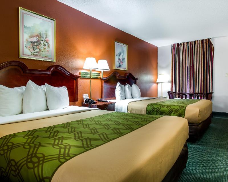 Queen Room with Two Queen Beds - Non-Smoking image 4