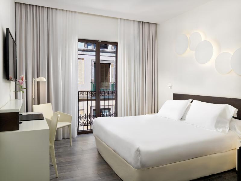 Classic Double or Twin Room with City View image 1