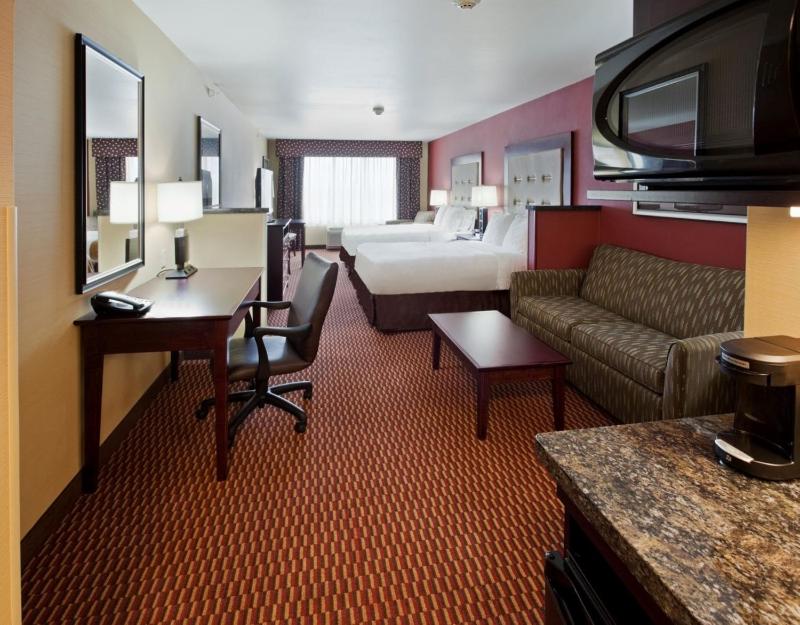 Queen Suite with Two Queen Beds image 1
