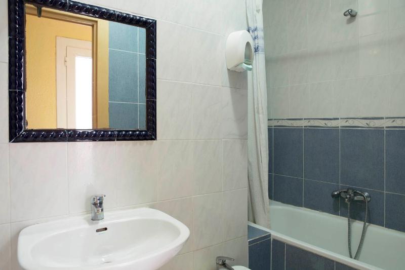 Double or Twin Room with Extra Bed and Shared Bathroom image 2