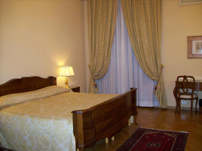 Classic Double Room image 3