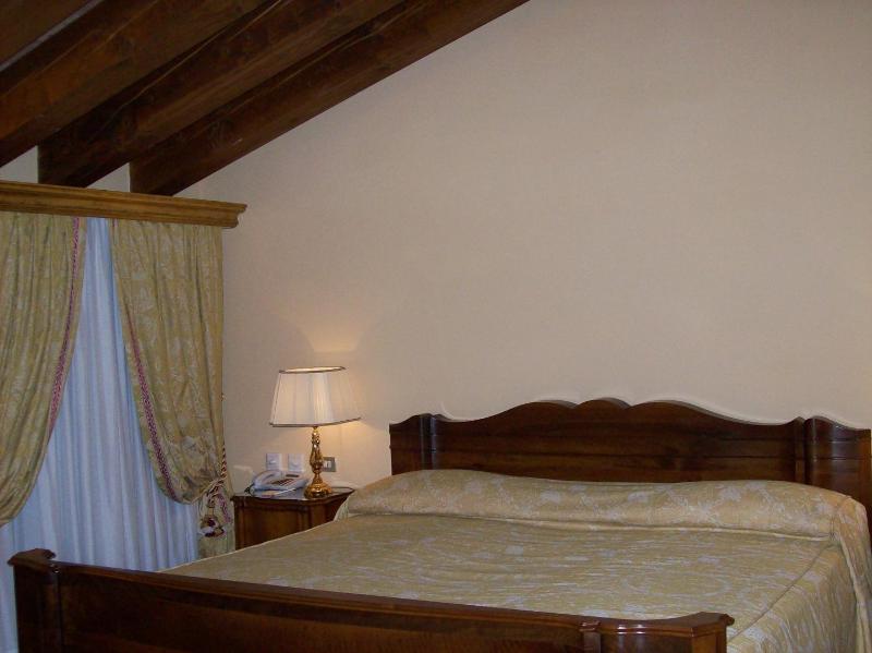 Classic Double Room image 2