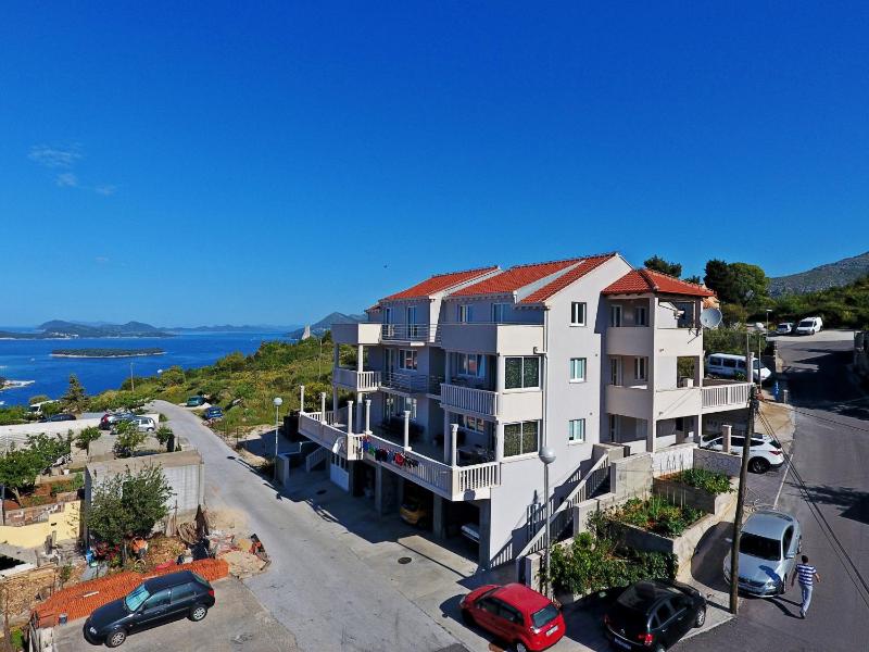Comfort One-Bedroom Apartment with Terrace and Partial Sea View image 3