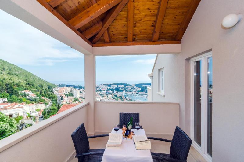 Comfort One-Bedroom Apartment with Terrace and Partial Sea View image 4
