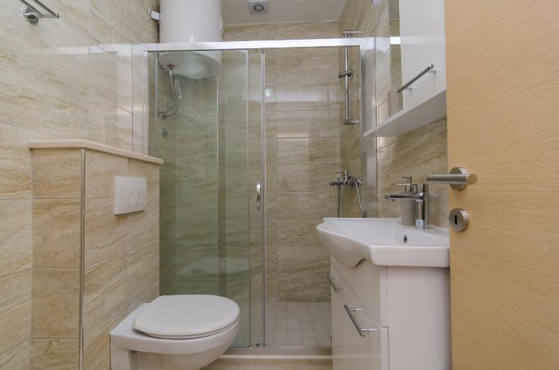 Comfort Two-Bedroom Apartment with Terrace and Sea View image 3