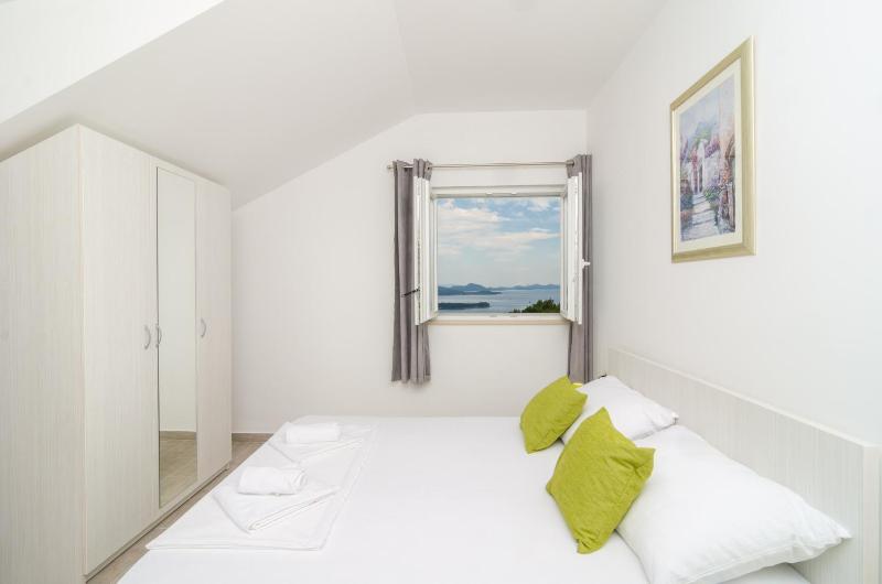 One-Bedroom Apartment with Terrace and Sea View image 3