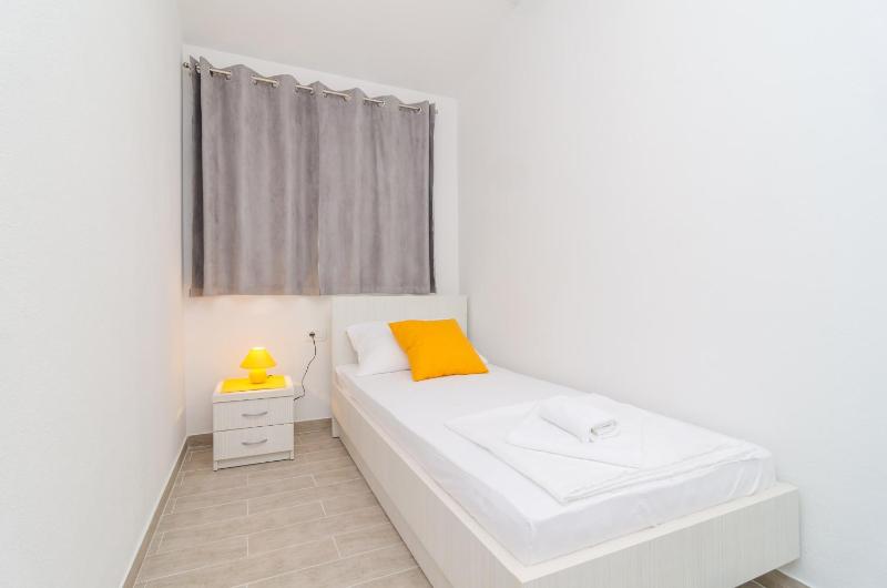 Comfort Two-Bedroom Apartment with Terrace and Sea View image 4