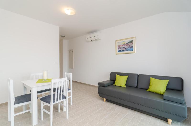 One-Bedroom Apartment with Terrace and Sea View image 4