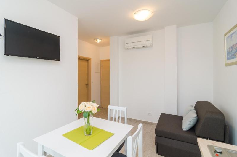 Comfort One-Bedroom Apartment with Balcony and Sea View image 4
