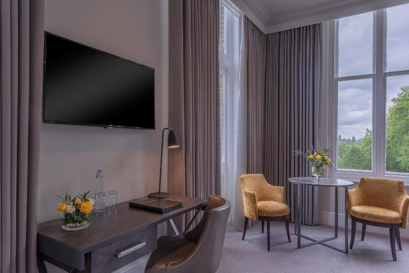 Feature Room image 4