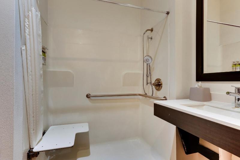 Queen Room - Mobility Access Roll in Shower/Non-Smoking