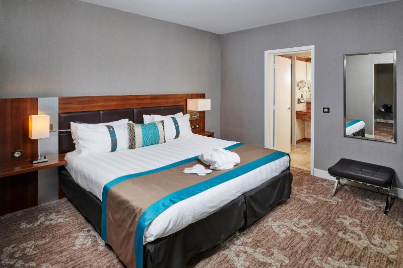 Standard King Room - High Floor image 4