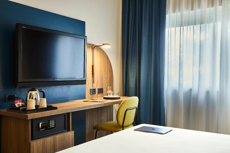 Superior Double or Twin Room image 4