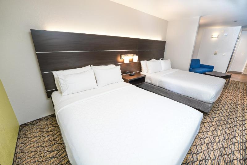 Standard Room with Two Queen Beds image 4