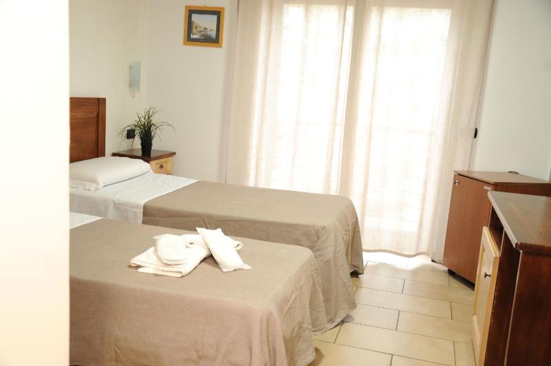 Standard Twin Room image 4