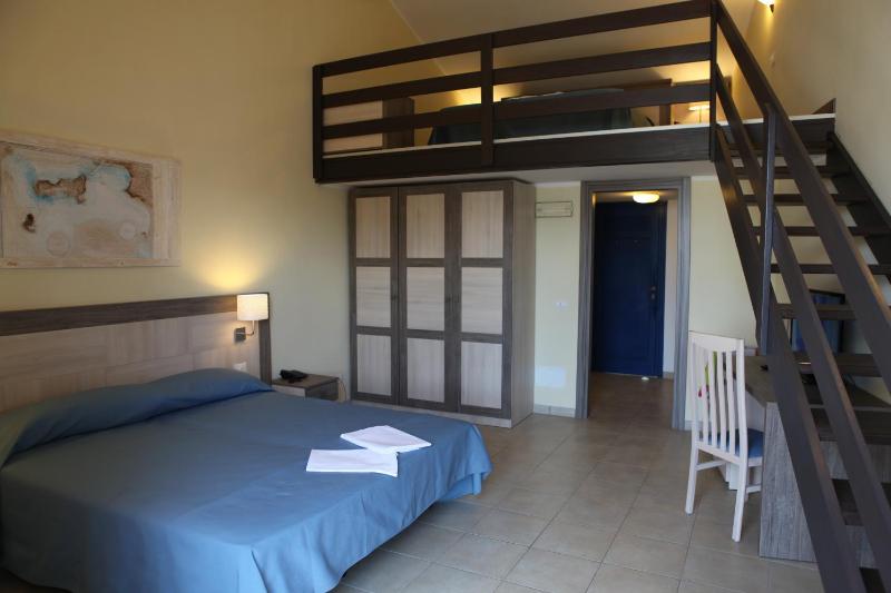 Deluxe Family Room image 3