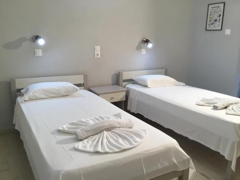 Studio (2 Adults) Twin beds image 1