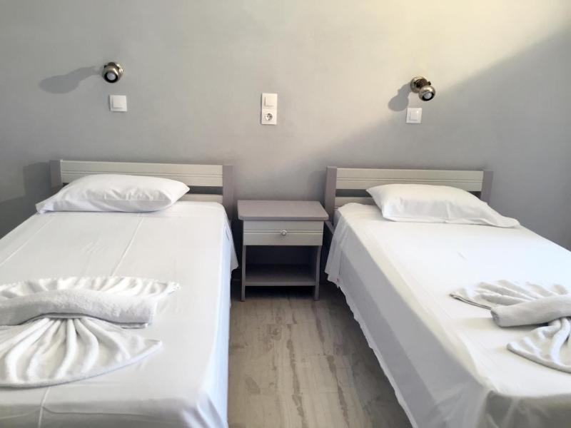 Studio (2 Adults) Twin beds image 3