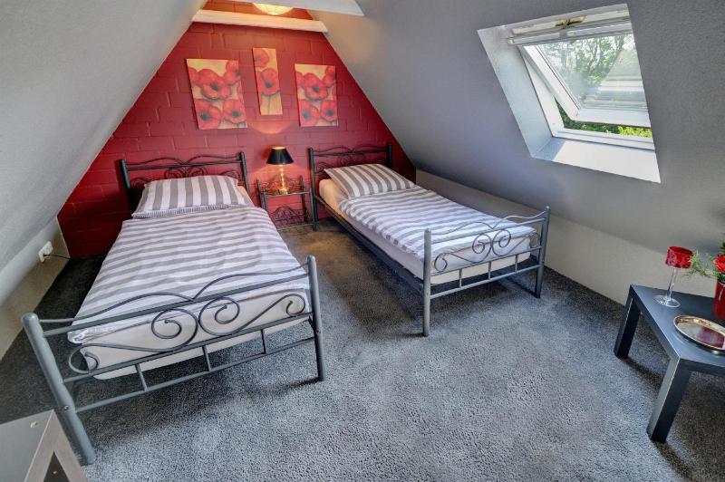 One-Bedroom Apartment with Shower image 4