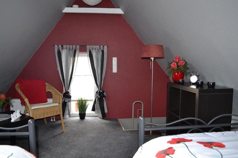 One-Bedroom Apartment with Shower image 3