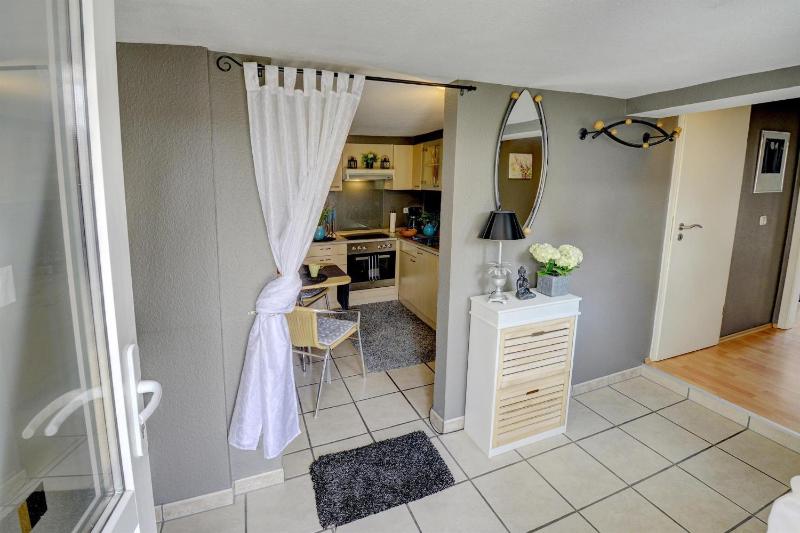 One-Bedroom Apartment with Shower image 2