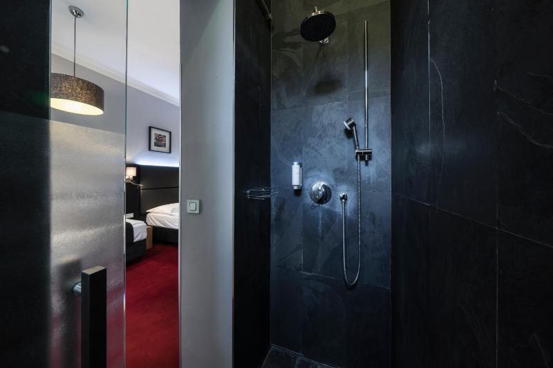 Standard Triple Room image 4