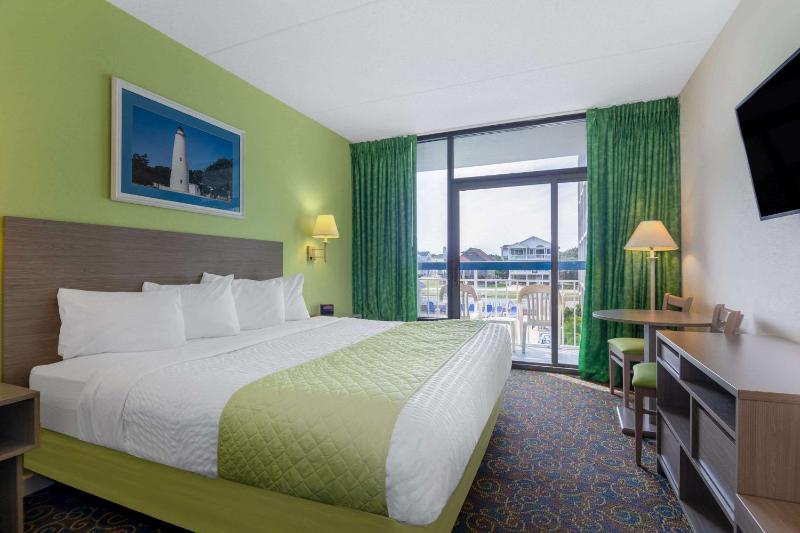 King Room with Pool View - Non-Smoking image 4