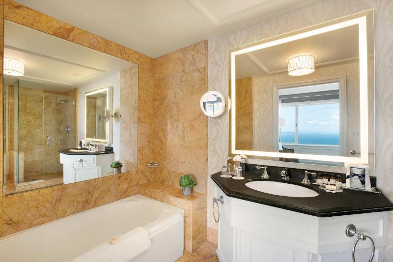 Signature King room with Skyline View  image 3